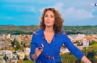 Marie-Sophie Lacarrau présente le "13 Heures" de TF1.