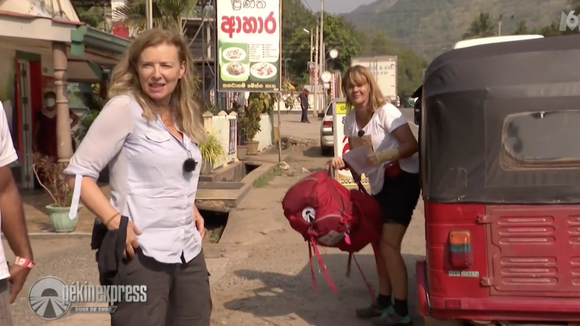 "Elles nous attendaient les salopes" : Valérie Trierweiler agacée par Ines Reg et sa soeur dans "Pékin Express"