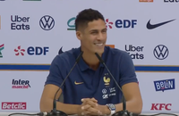 "Ce n'est pas Adil Rami !" : Raphaël Varane se moque de son ancien coéquipier en conférence de presse