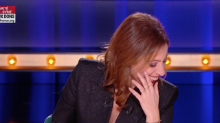"Ça, c'est la version porno" : Une boulette de Léa Salamé provoque un énorme fou-rire dans "Quelle époque!"