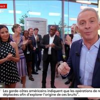 "Ce n'est qu'un au revoir" : Samuel Étienne quitte "La matinale" de Franceinfo sous les applaudissements