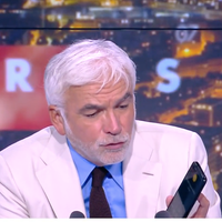 Renaud à nouveau papa : Pascal Praud et Hugues Aufray démentent le soir sur CNews leur information donnée le matin sur Europe 1