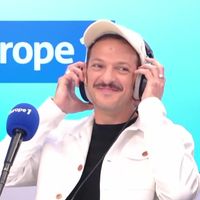 "Il n'a jamais été aussi drôle" : Charrié par Pascal Praud, Vincent Dedienne réalise son rêve de présenter un flash sur Europe 1