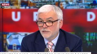 "Il était tellement brillant qu'il a été obligé de sortir du journalisme" : Pascal Praud règle ses comptes avec Aymeric Caron après l'agression de journalistes de CNews devant Sciences Po