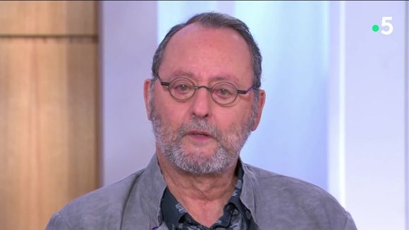 "J'ai failli pleurer..." : Jean Reno, en larmes, évoque le souvenir de son père dans "C à vous"