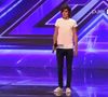 Un candidat de X-Factor montre ses fesses.