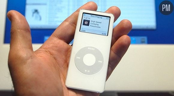 Un utilisateur d'iPod écoute de la musique