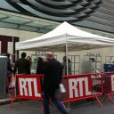 Les équipes de tournage de "Top Chef" se déploient devant les studio RTL.