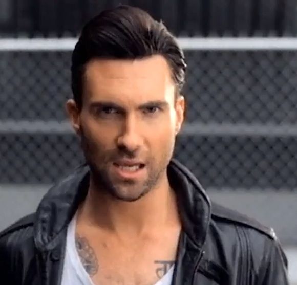 Adam Levine dans le clip "Misery" de Maroon 5