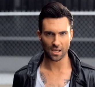 Adam Levine dans le clip 'Misery' de Maroon 5