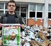 Charb montre la dernière Une de Charlie Hebdo devant les locaux du journal dévastés par un incendie criminel dans la nuit du 1er au 2 nnovembre 2011.