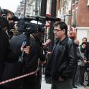 Charb devant les médias après l'incendie criminel qui a dévasté le siège de Charlie Hebdo dans la nuit du 1er au 2 nnovembre 2011.