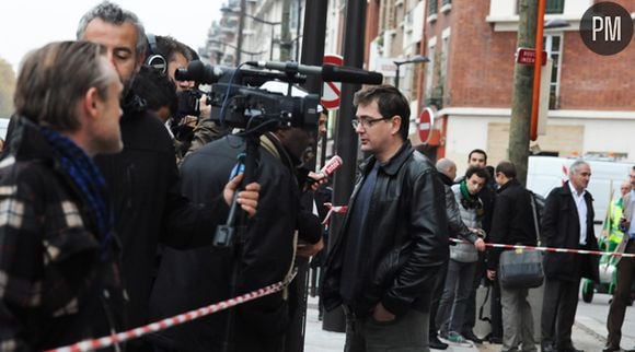 Charb devant les médias après l'incendie criminel qui a dévasté le siège de Charlie Hebdo dans la nuit du 1er au 2 nnovembre 2011.