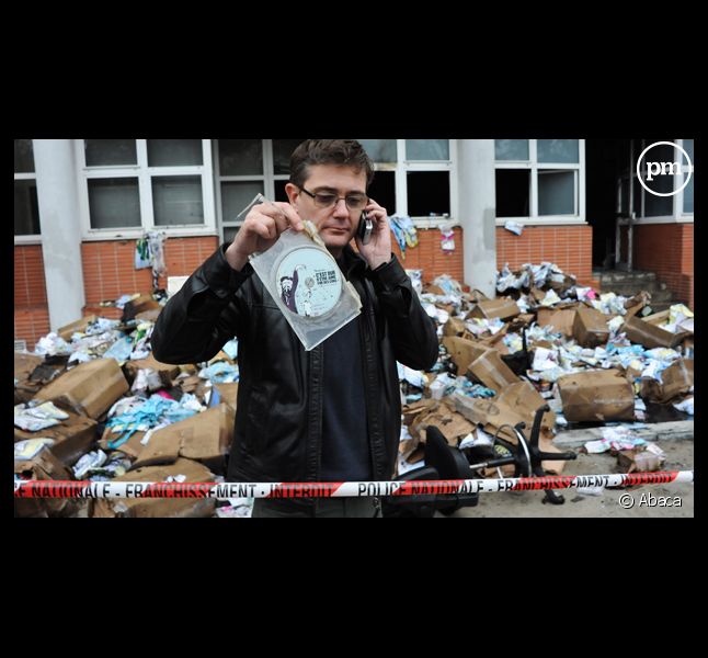 Charb, le patron du journal, devant les locaux de Charlie Hebdo, dévastés par un incendie criminel dans la nuit du 1er au 2 nnovembre 2011.