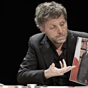 Stéphane Guillon dans son spectacle "En liberté très surveillée".