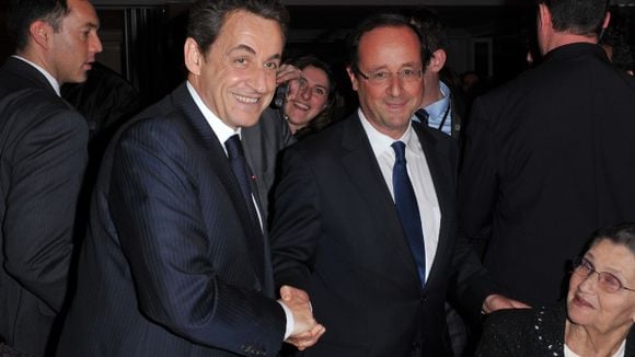 Zapping : François Hollande oblige Nicolas Sarkozy à le saluer devant caméras et photographes