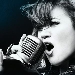 Kelly Clarkson sur la pochette du single "Stronger"