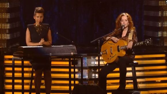 Grammy Awards 2012 : Alicia Keys et Bonnie Raitt rendent hommage à Etta James