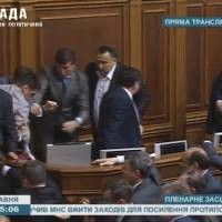 Vidéobuzz : bagarre au Parlement ukrainien