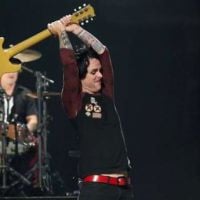 Zapping : Le chanteur de Green Day s'emporte sur scène et explose une guitare