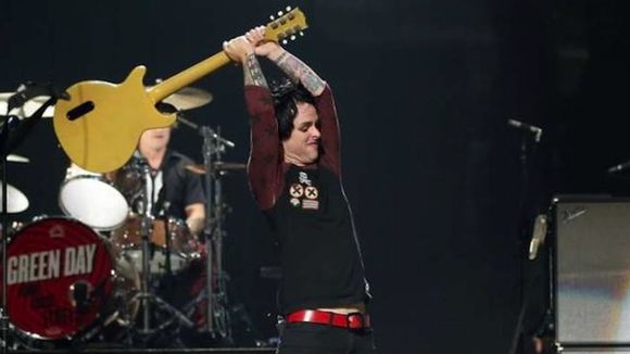 Zapping : Le chanteur de Green Day s'emporte sur scène et explose une guitare