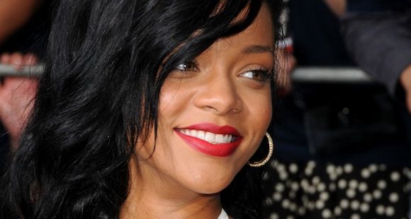 Rihanna revient déjà et surprend avec "Diamonds"