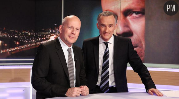 Bruce Willis sur le plateau du 20 heures de TF1 de Gilles Bouleau, le 11 février 2012.