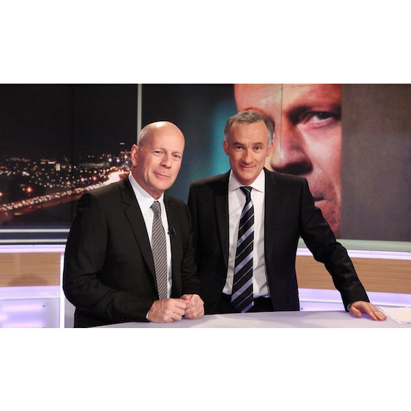 Bruce Willis sur le plateau du 20 heures de TF1 de Gilles Bouleau, le 11 février 2012.