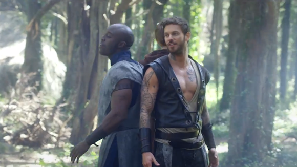 Clip : M. Pokora et la troupe de "Robin des Bois" dans la forêt pour "A nous"