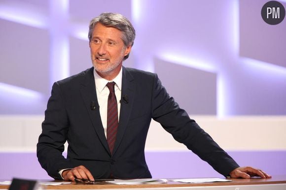 Seulement deux invités pour la première du "Grand Journal" d'Antoine de Caunes.