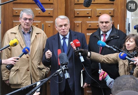 Le Premier ministre, Jean-Marc Ayrault, devant la presse