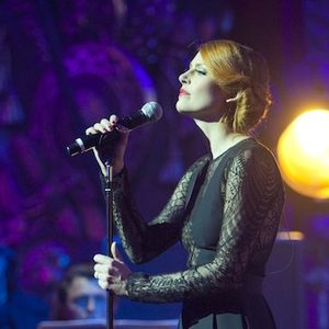 Elodie Frégé participe au concert en hommage à Edith Piaf.