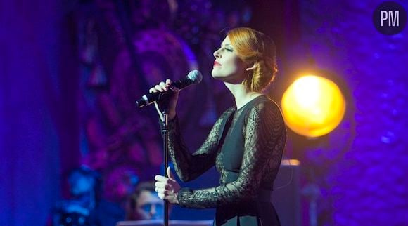 Elodie Frégé participe au concert en hommage à Edith Piaf.