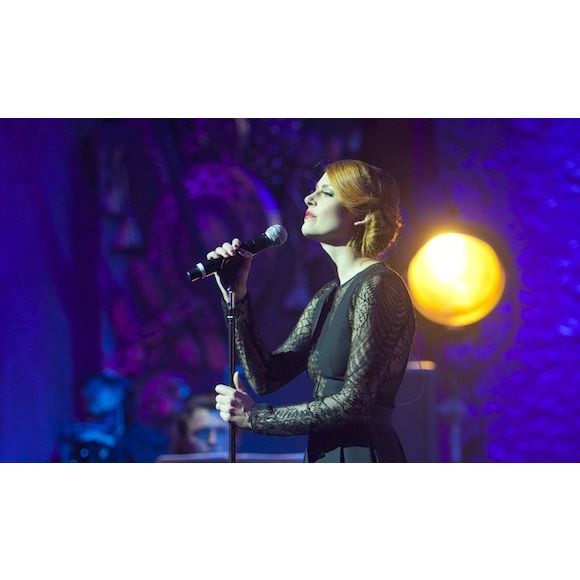 Elodie Frégé participe au concert en hommage à Edith Piaf.