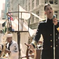 Clip : Robbie Williams à la tête d'un navire en ville pour "Go Gentle"