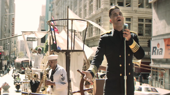 Clip : Robbie Williams à la tête d'un navire en ville pour "Go Gentle"