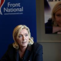 Marine Le Pen accuse les médias de "surveiller" les candidats du Front National