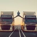  Pour Volvo Trucks, Jean-Claude Van Damme fait son célèbre grand écart entre deux camions. 