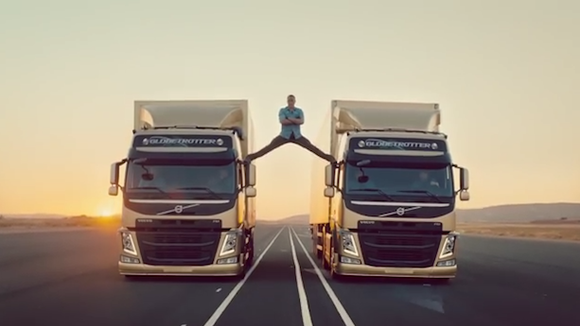 Pour Volvo Trucks, Jean-Claude Van Damme fait son célèbre grand écart entre deux camions.