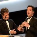 Guillaume Gallienne reçoit le César du meilleur film des mains de François Cluzet