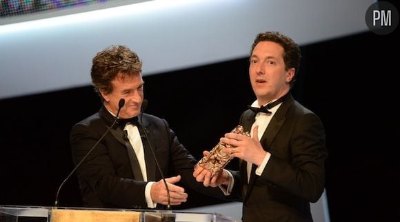 Guillaume Gallienne reçoit le César du meilleur film des mains de François Cluzet