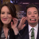 Tina Fey et Jimmy Fallon échangent leurs bouches pour un sketch