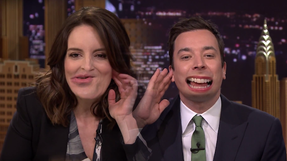 Tina Fey et Jimmy Fallon échangent leurs bouches pour un sketch