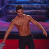 Zac Efron se fait arracher sa chemise aux MTV Movie Awards