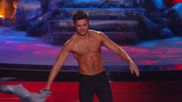 Zac Efron se fait arracher sa chemise aux MTV Movie Awards