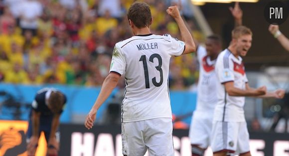 Thomas Müller ravi après la victoire de la Mannschaft