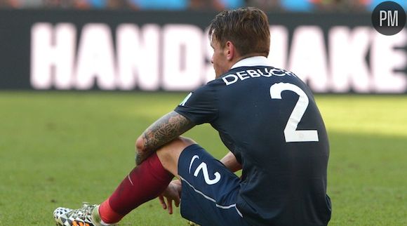 Mathieu Debuchy assis après l'élimination de l'équipe de France.
