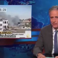 A la télévision américaine, Jon Stewart ironise sur les frappes en Israël et à Gaza