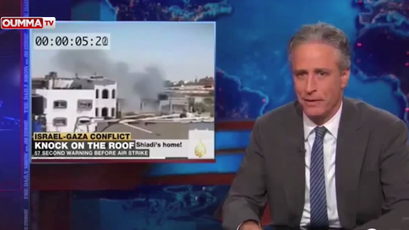 A la télévision américaine, Jon Stewart ironise sur les frappes en Israël et à Gaza