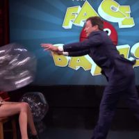 Fous rires en série pour Julia Roberts et Jimmy Fallon qui s'envoient des ballons à la tête